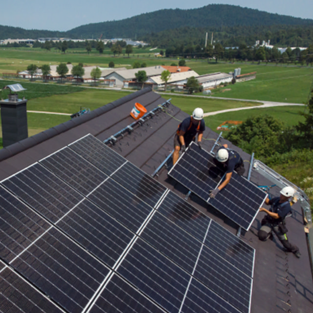 Service tehcnicians working on solar pannels